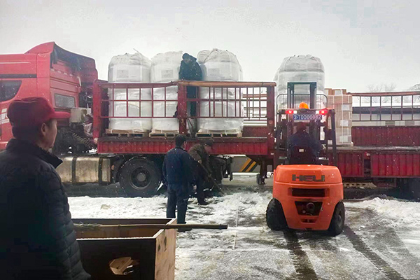 2月12日，物資采供部彬州分部在大雪中卸車，保障物資供應(yīng)(副圖）.jpg