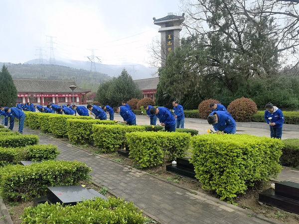 4月3日，全體黨員在烈士園碑區(qū)祭掃陵園、默哀深思.jpg