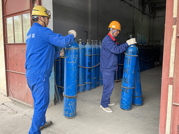 5月4日9：00，合成車間氣瓶站工作人員進行作業(yè)   600.jpg