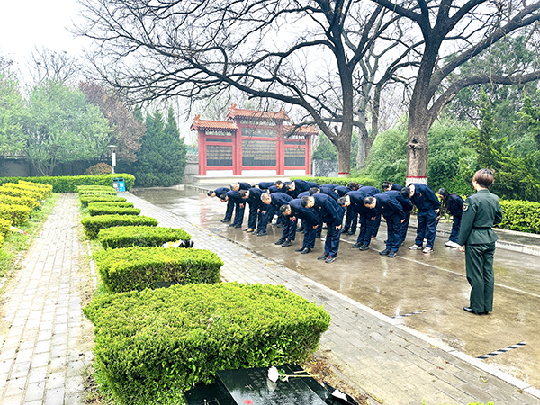 4月2日下午，渭化集團(tuán)組織黨員代表、團(tuán)員青年代表走進(jìn)渭南市臨渭區(qū)王尚德烈士陵園，開展清明節(jié)祭掃活動(dòng)。烈士紀(jì)念碑前默哀鞠躬.JPG