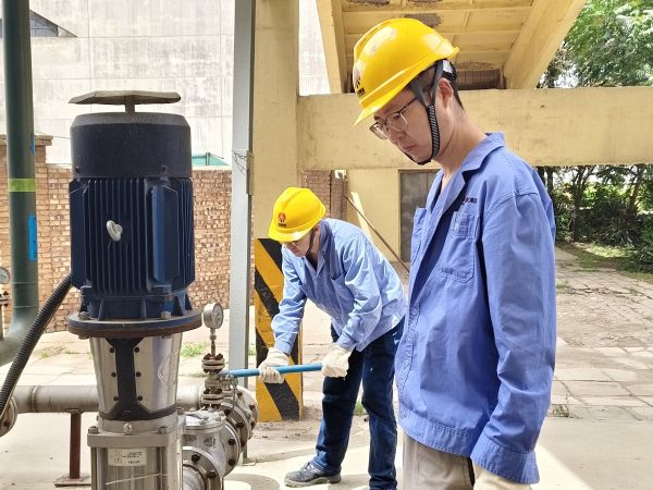 5月11日，尿素車間設備技術員馬強檢查冷卻水泵運行情況 (1).jpg