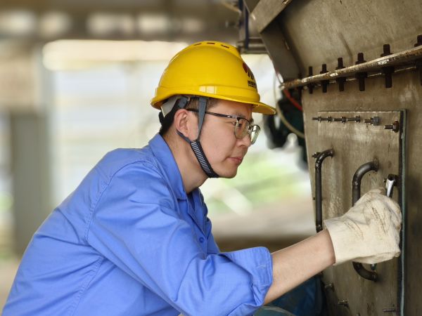 5月11日，尿素車間設備技術員馬強檢查設備螺栓是否松動.jpg