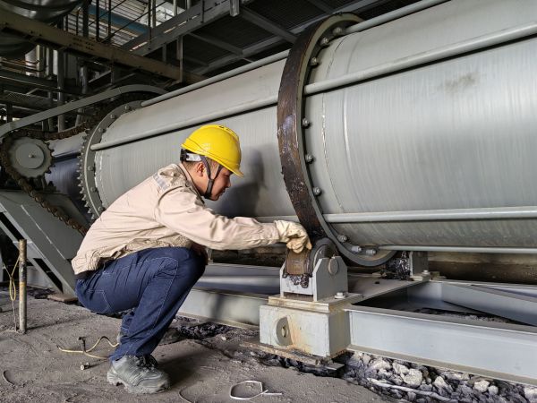 2024年5月20日，動力車間4號鍋爐冷渣器更換后運行人員正在對冷渣器做潤滑.jpg