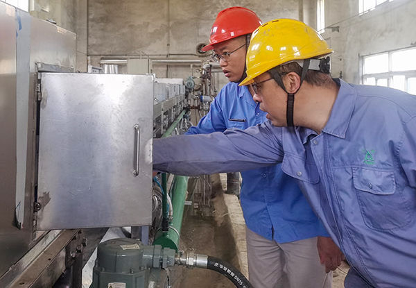 5月23日，各部門(mén)協(xié)作搶修造粒機(jī).jpg