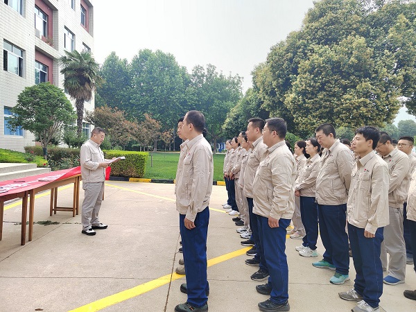 6月3日，計控電儀部部長王文波組織部門員工進(jìn)行安全生產(chǎn)月宣貫活動.jpg